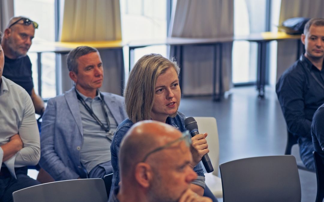 Účastnice ScaleUp Meetupu pokládá hostovi otázku do mikrofonu