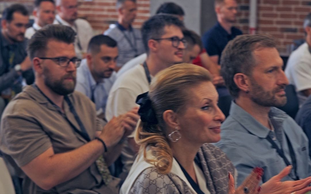 Publikum ScaleUp Meetupu tleská po diskuzi